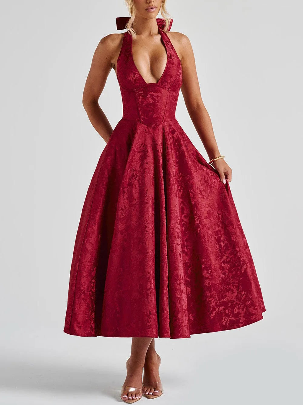 Low-cut queen dress