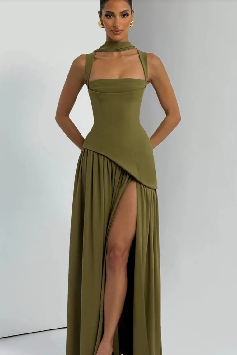 Vestido largo, sin mangas, con tirantes ajustables