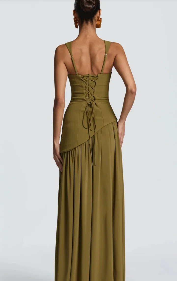 Vestido largo, sin mangas, con tirantes ajustables