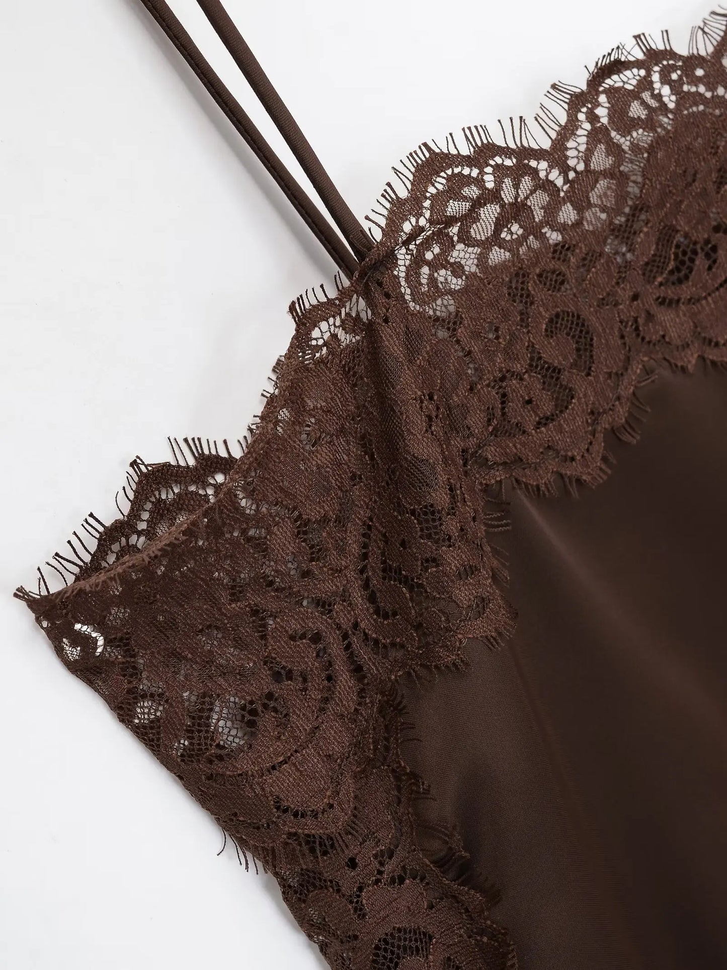 Tops de encaje ajustados a la moda