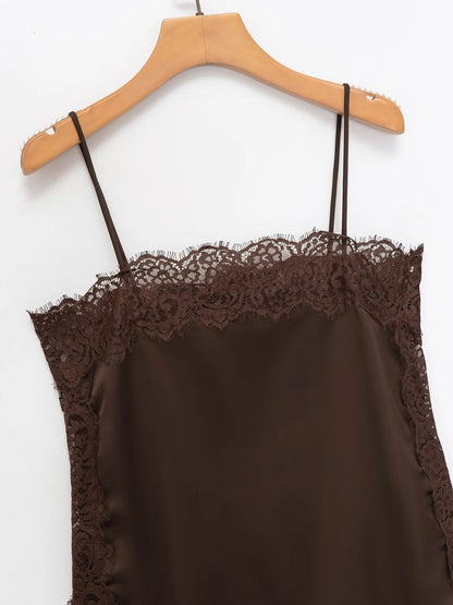 Tops de encaje ajustados a la moda