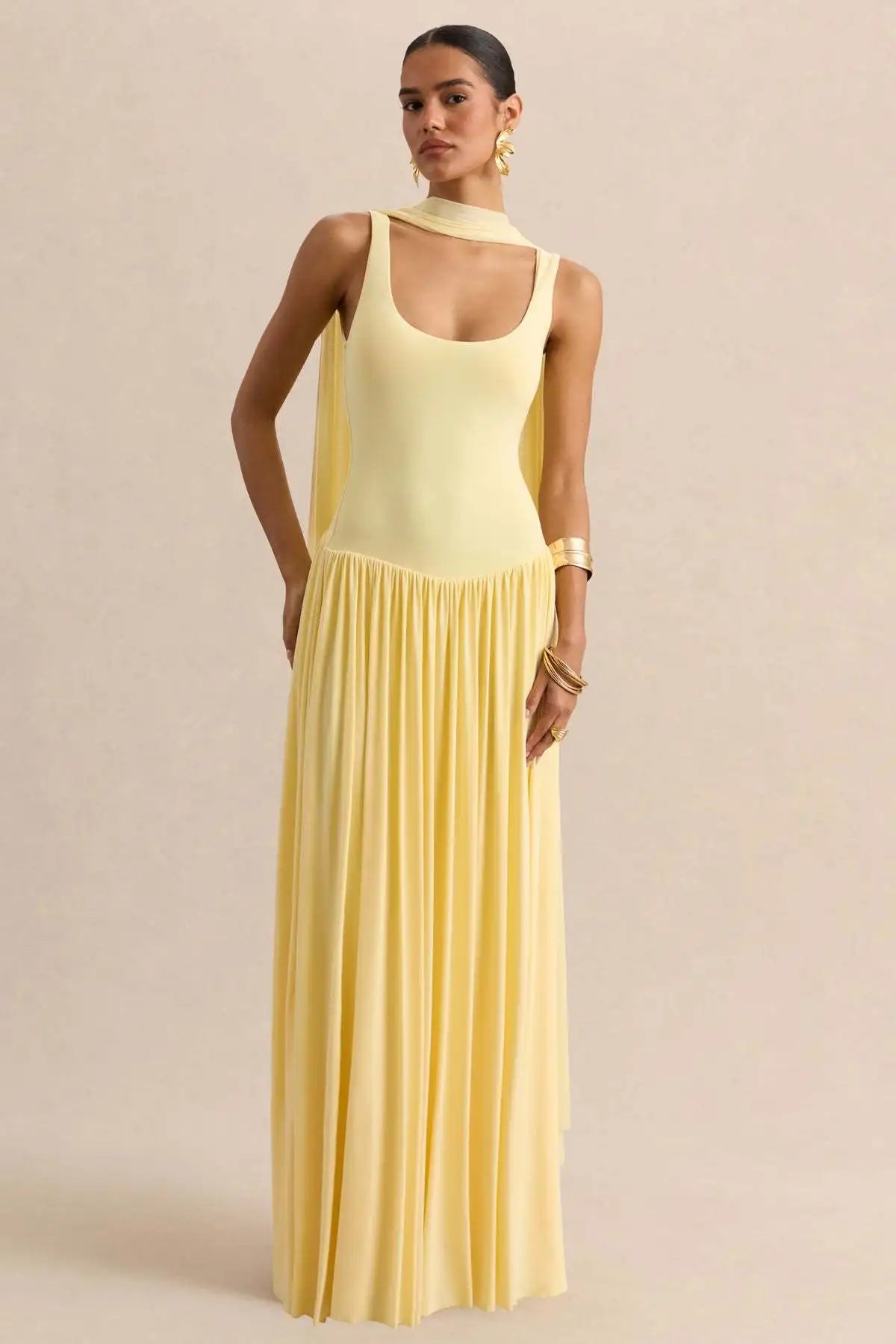 vestido largo sin mangas con cuello en U