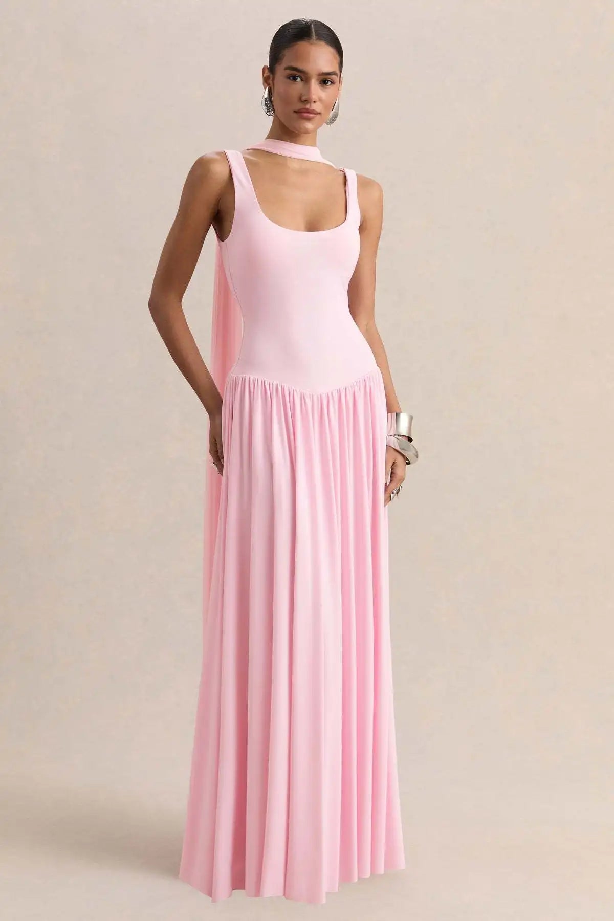 vestido largo sin mangas con cuello en U